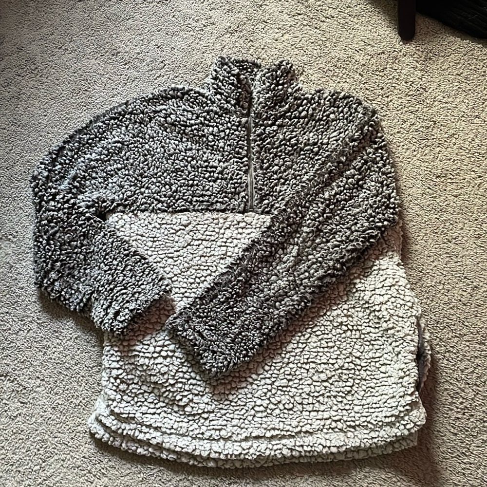 Fuzzy sweat shirt with half zip and side pockets